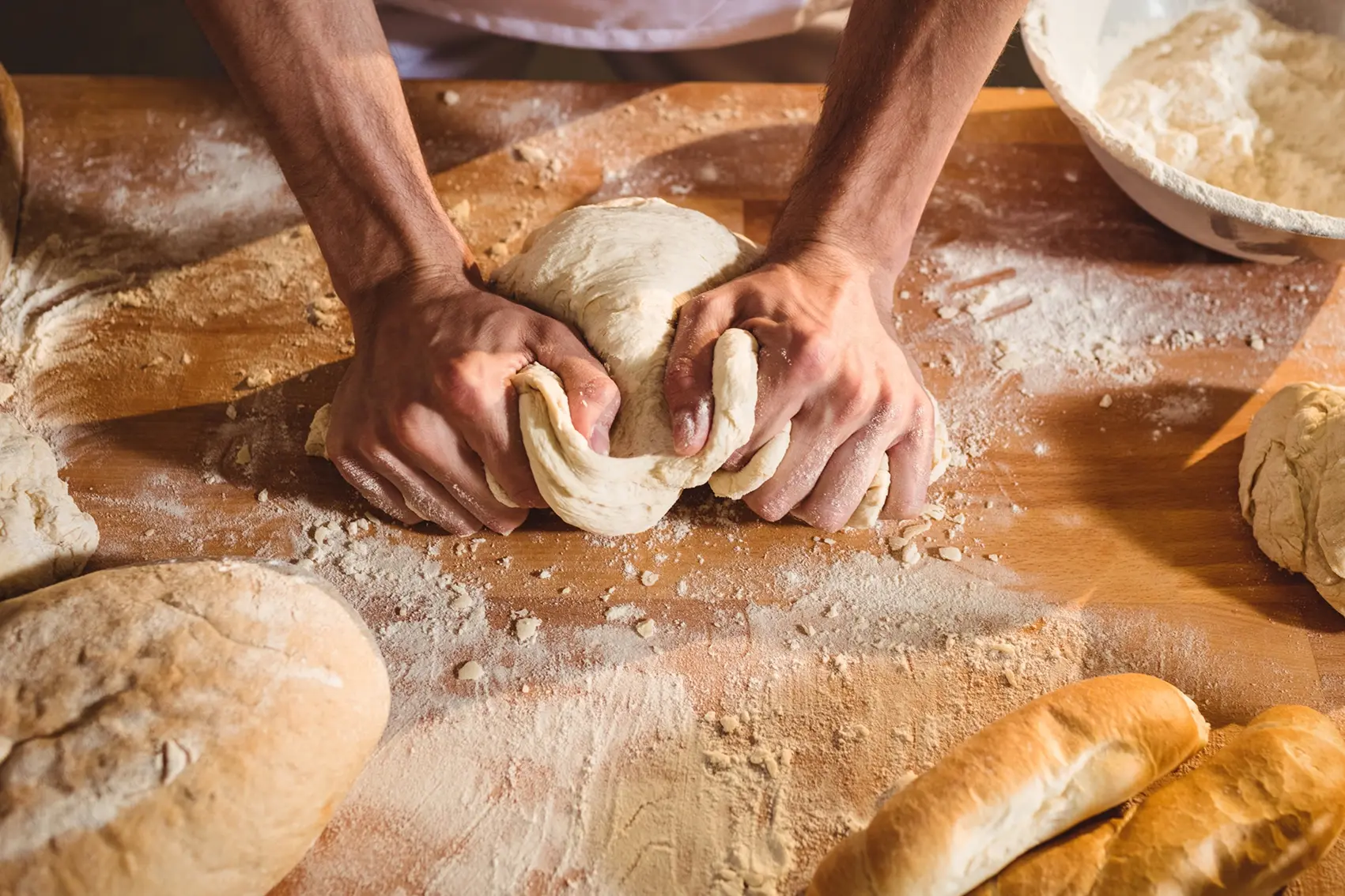 Auch das Kneten von Teig bedarf viel an Kraft
