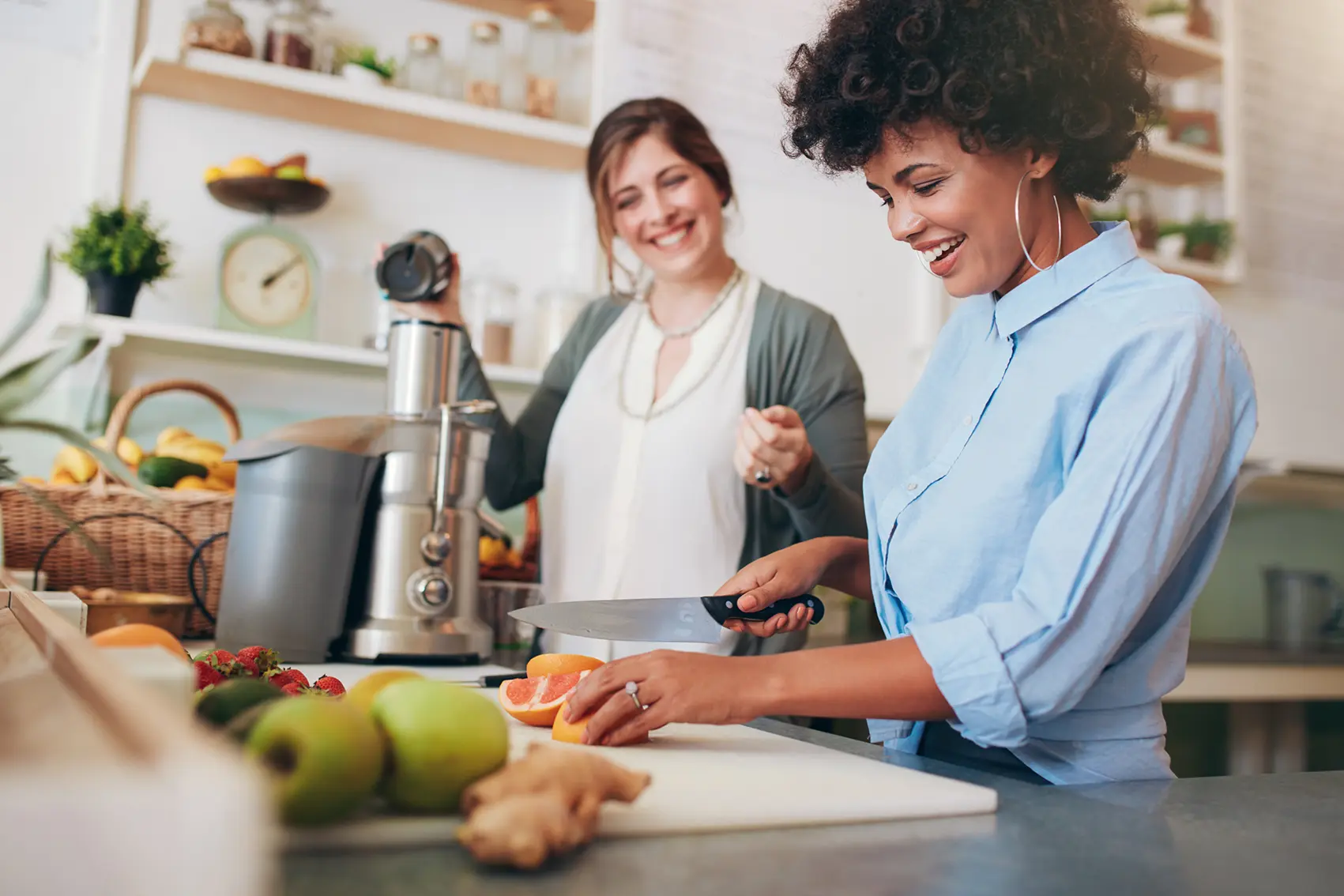 Kolleginnen, die Rezepte austauschen